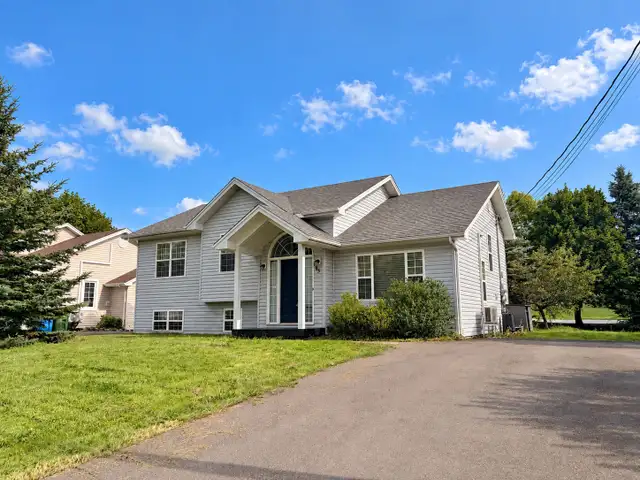 House in Dieppe, 4 bedrooms 2 bath in Long Term Rentals in Moncton - Image 2