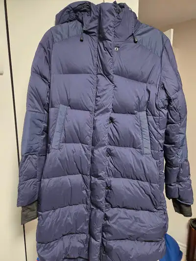 Comme neuf, beau manteau Canada Goose porté quelques fois seulement. Je vends car acheté un autre mo...