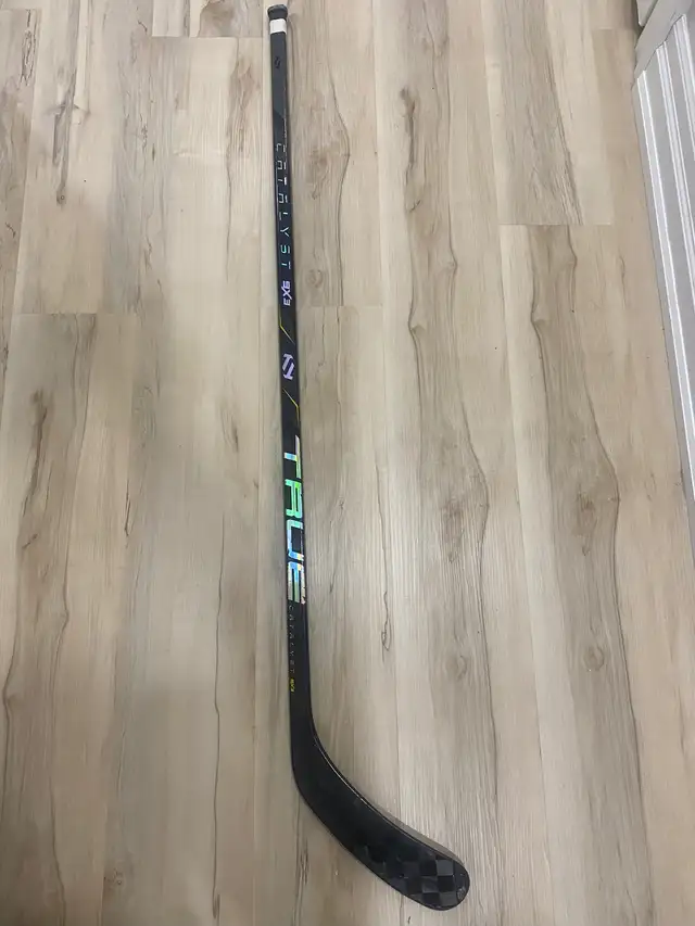 Junior True Catalyst 9x3 Right Hand Hockey Stick T92 in Hockey in Mississauga / Peel Region - Image 2