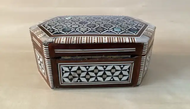 Small Abalone & Mother of Pearl Inlaid Wood Jewelry Keepsake Box in Home Décor & Accents in West Island - Image 6