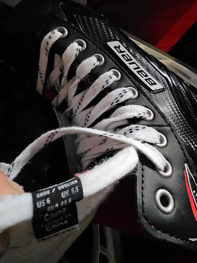 Boys hockey skates size6 (Bayer/Nike)