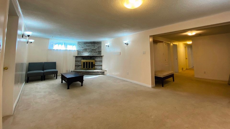 2 Bed 1 Bath Basement with Private Entrance & Parking – Mississa 4