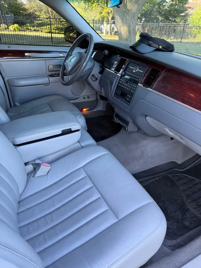 2004 Lincoln Town Car Executive Limousine by Federal63749390192003122