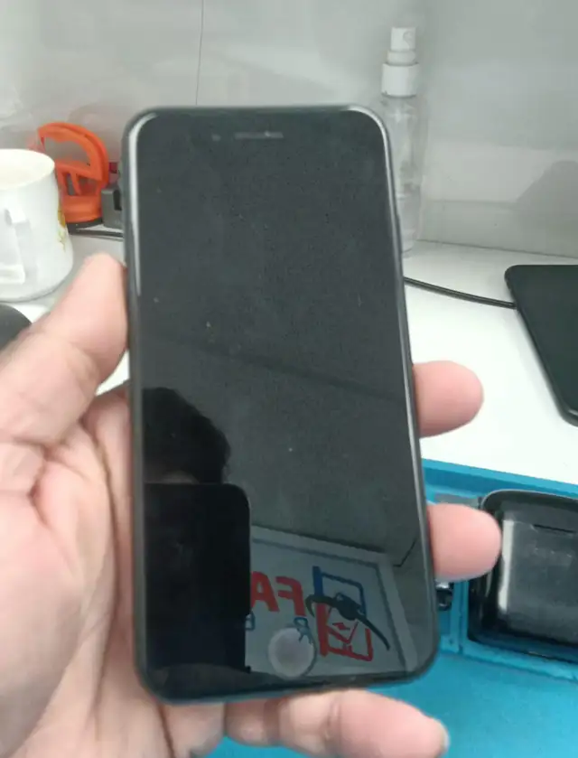 IPhone SE 3rd Generation (64GB) Black Color in Cell Phones in Vancouver - Image 3