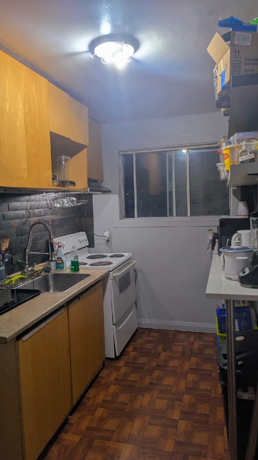 Spacious room walking to u of o All in- Nov 1st 5