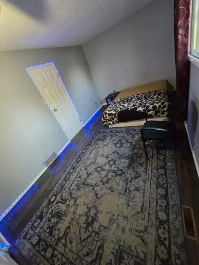 Beautiful master room to rent on the east location of regina, in a conducive neighbourhood, one year...