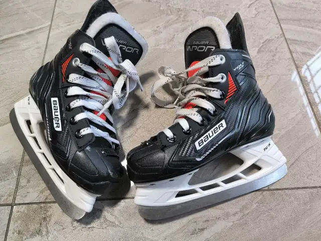 Hockey skates Bauer Size Y12 in Skates & Blades in City of Toronto - Image 2
