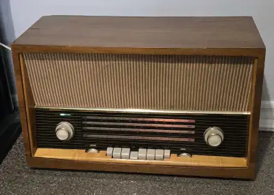 1950s RCA Radio The Madrid II Model DM-564 RARE, View more
