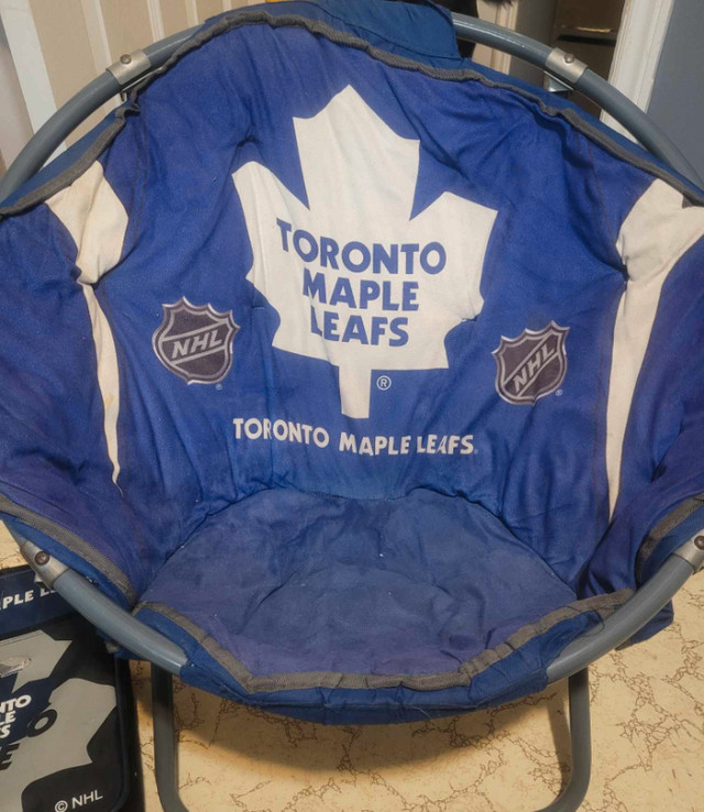 Toronto Maple Leafs Chair & Youth Luggage in Other in Moncton - Image 2