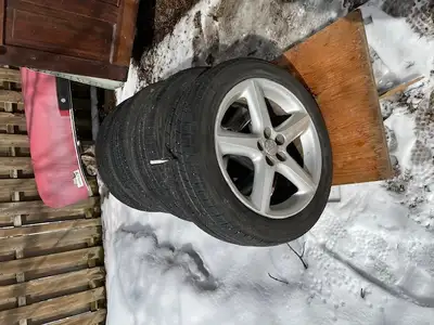 Set de 4 mags Toyota 17". Ils ne sont pas bossés ni croches. Les pneus sont des Michelin Energy ayan...