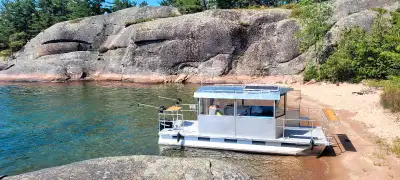 Custom Built 24' tri-toon with all accessories. Stereo system, running water, propane stove, 250 wat...