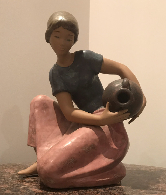 Lladro figurine - Young Water Girl - 2336 dans Art et objets de collection  à Longueuil/Rive Sud