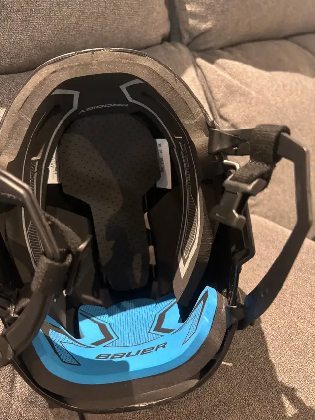 Kids hockey helmet  in Other in Kitchener / Waterloo - Image 6