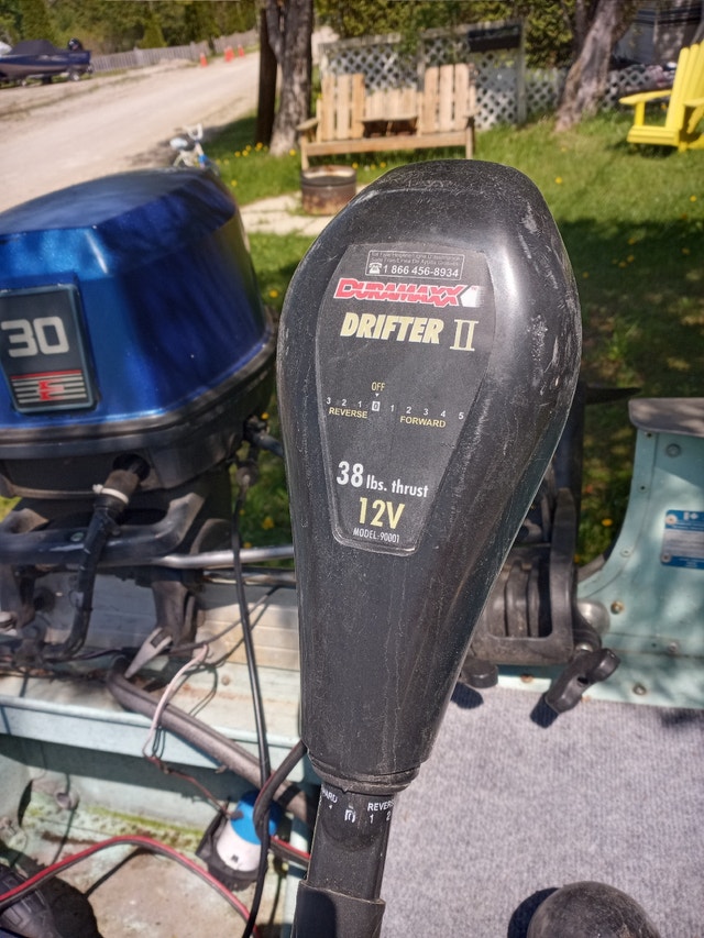 14 ft lund with 30 hp evenrude motor NEW PRICE Powerboats