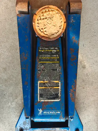 Type: Hydraulic Service Jack Min. Height: 5 1/2” (140mm) Max. Height: 22” (558mm) Load Capacity: 3 1...