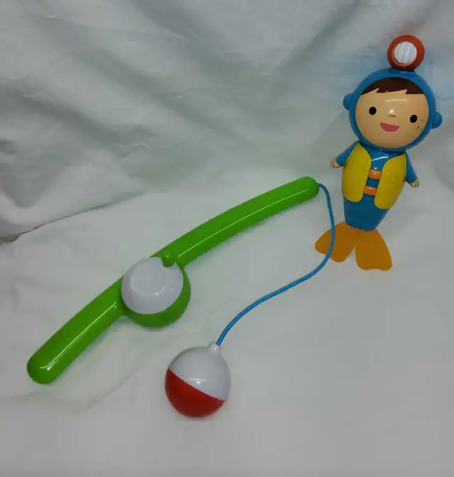 Munchkin 2 Tub Toys Fishing Rod Pole with Bobber & Scuba Diver in Toys in Truro - Image 3