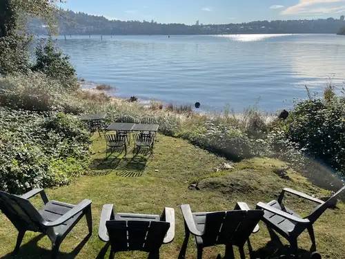 VERY RARE WATERFRON SUITE, MINUTES TO ALL SHOPPING AND AMENITIES ! You get a 800 Square feet Suite P...