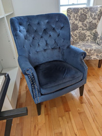 Chaise (fauteuil) capitonnée (fauteuil) bleue royale