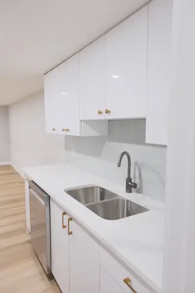 Basement Suite: Rockland Park, Nw Calgary