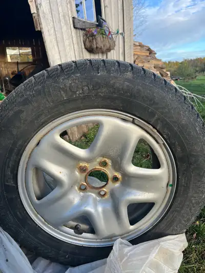 225/65r17 nord frost. Top of the line snow tires on nice rims. With sensors. Lots of tread left.