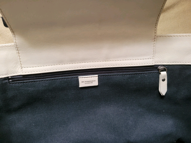Authentic Burberry Haymarket handbag in Women's - Bags & Wallets in Mississauga / Peel Region - Image 7