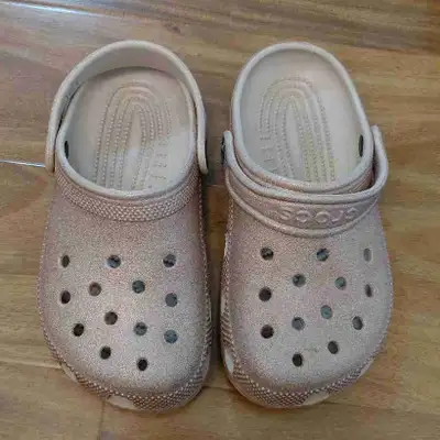 These pre-loved Crocs glitter clogs in a shimmering gold finish are perfect for everyday adventures...
