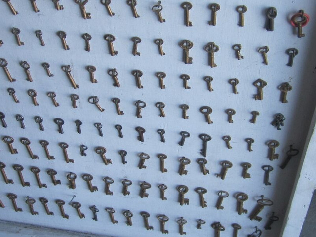 228 DIFFERENT CABINET SKELETON KEYS $5.00 EA. ARTS & CRAFTS in Arts & Collectibles in Winnipeg - Image 3