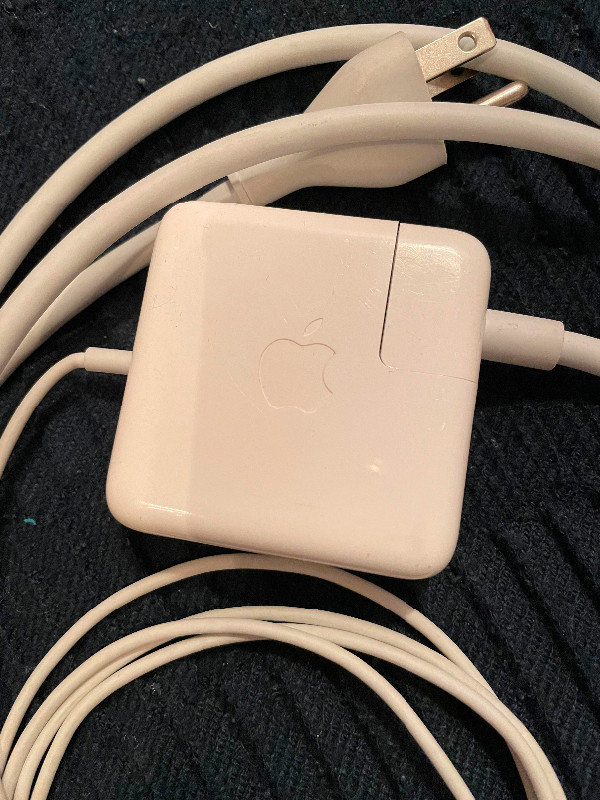 Apple 45W MagSafe Power Adapter for MacBook Air dans Accessoires pour portables  à Ville de Montréal - Image 2