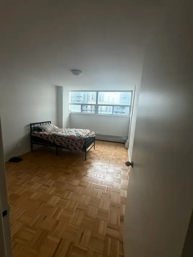 Room for rent  in Room Rentals & Roommates in City of Toronto - Image 3