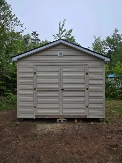 Livraison incluse dans les environs. Shed 12x16 a vendre. Plancher en 2x6 avec osb 5/8" dessus. Port...