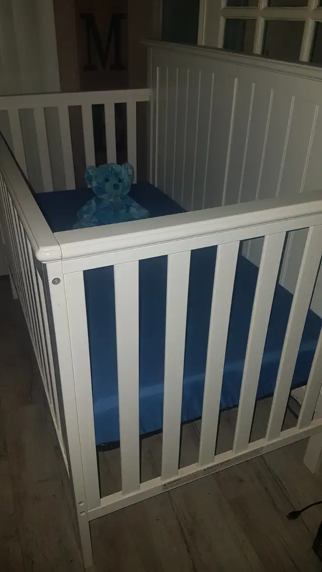 Graco Baby Crib with Mattress in Cribs in Trenton - Image 4