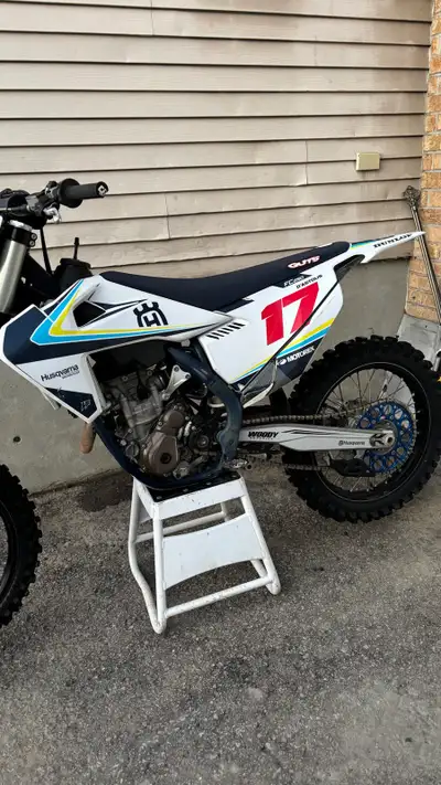 Motocross husquvarna fc250 2022 Très bien entretenu moto prête pour la saison si l’annonce est en li...