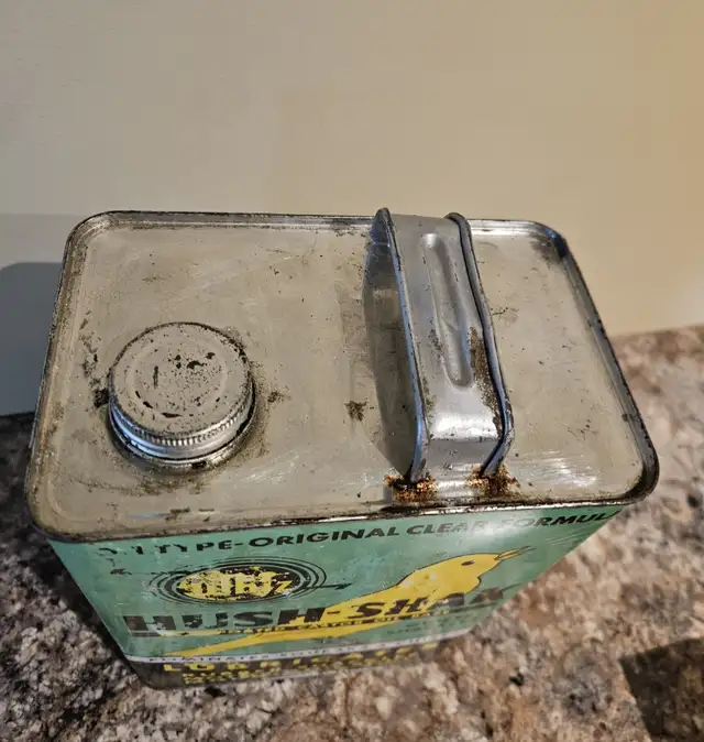 Vintage Whiz hush-shak oil can in Arts & Collectibles in Kelowna - Image 3