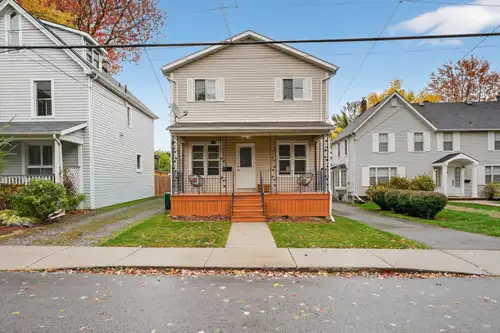 Spacious Rooms Available in Newer 6BR Home – 10 Min Walk to Campus Private, bright rooms available i...