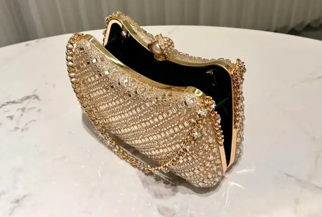 Gold Jeweled Clutch in Bags & Luggage in Mississauga / Peel Region - Image 4