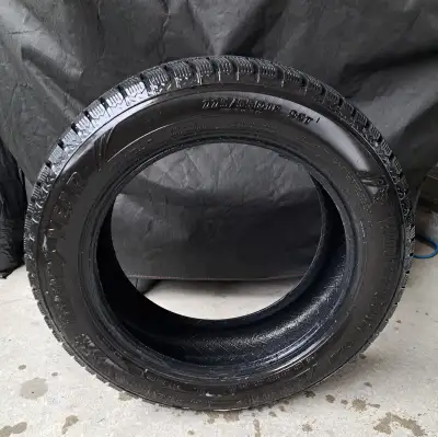 Pneus d'hiver presque neufs (usure de 2500 km) grandeur 225/55 R18. Valeur au détail 1000$ plus taxe...
