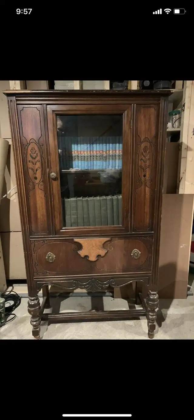 1900’s vintage buffet table and hutch cabinet in Hutches & Display Cabinets in Mississauga / Peel Region - Image 4