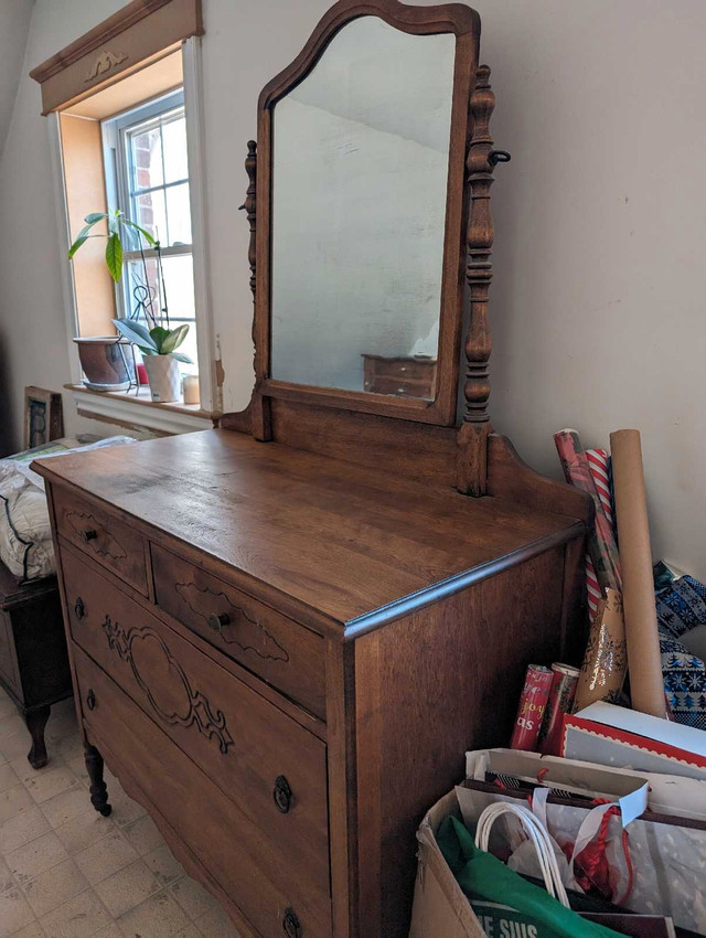 Dresser with mirror (Antique) | Mobilier avec miroir (Antiquité) dans Commodes et armoires  à Ouest de l’Île - Image 4