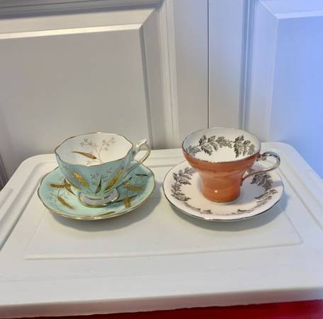 Vintage Aynsley Corset Tea Cup and Saucer Colbert Orange in Arts & Collectibles in Burnaby/New Westminster