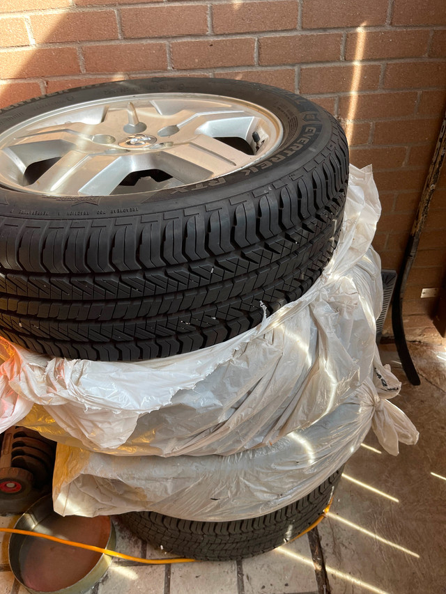 4 pneus d’étè à vendre 17 pouce avec mags original dodge dans Pneus et jantes  à Ville de Montréal - Image 2