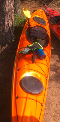 Kayak blanc et orange volé - N'achetez pas