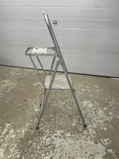 This is a sturdy aluminum step stool ladder. It has three steps, including the platform. The aluminu...