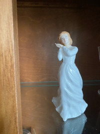 Royal Doulton Figurine Lady-Sweet Dreams
