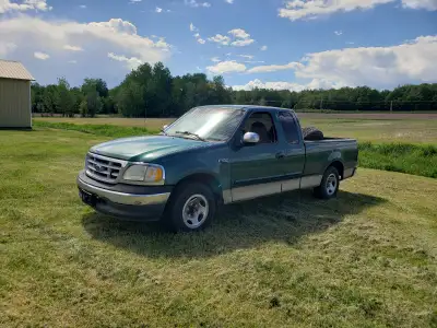 Ford F-150 en très bon état (voir photo) V6 4.2L. 242 000 km Transmission Automatique Propulsion ( 2...