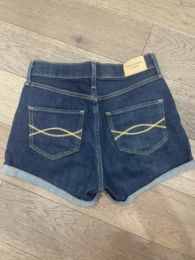 Women’s Abercrombie & Fitch Jean shorts in Women's - Bottoms in Mississauga / Peel Region - Image 2