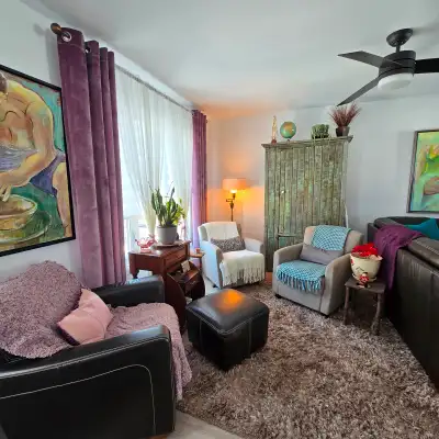 - Maison de ville ( jumelé à louer ) sur 2 étages - 3 chambres fermées avec garde-robe. - Salle de b...