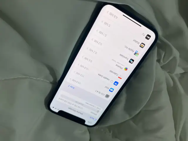 Apple iPhone 12 (256GB) Unlocked Blue in Cell Phones in City of Halifax - Image 4