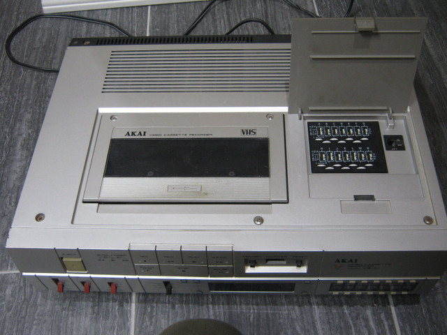 Vintage 1981 Akai Video Cassette Recorder in Video & TV Accessories in Delta/Surrey/Langley - Image 3