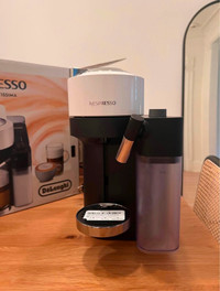 Machine à café Nespresso Vertuo Lattissima avec  mousseur à lait