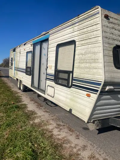 Big trailer one slide tows gd gd tires hitch crank frame propane electric battery hookups 2 entrance...